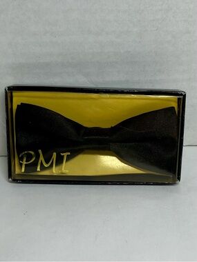 NEW (NWOT) MEN'S BLACK BOW TIE  COMES IN BOX) (ADJUSTABLE STRAP)